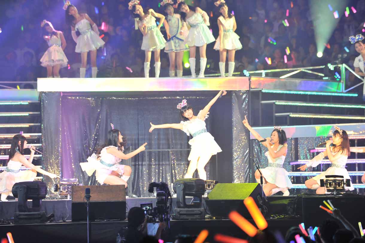 「レッツゴー研究生！」でアピールするHKT48研究生の朝長美桜。(c)AKS