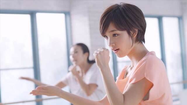 剛力彩芽が出演するランチパック「自由型ランチ アーティストデビュー篇」のワンシーン。