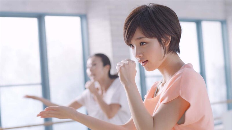 剛力彩芽が出演するランチパック「自由型ランチ アーティストデビュー篇」のワンシーン。