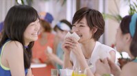 剛力彩芽が出演するランチパック「自由型ランチ アーティストデビュー篇」のワンシーン。