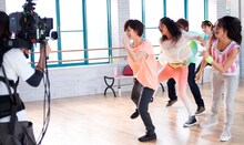 剛力彩芽が出演するランチパック「自由型ランチ アーティストデビュー篇」のオフショット。