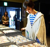 剛力彩芽が出演するランチパック「自由型ランチ アーティストデビュー篇」のオフショット。
