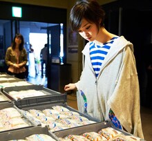 剛力彩芽が出演するランチパック「自由型ランチ アーティストデビュー篇」のオフショット。