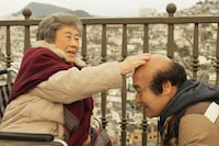 映画「ペコロスの母に会いに行く」のワンシーン。 (c)2013「ペコロスの母に会いに行く」製作委員会