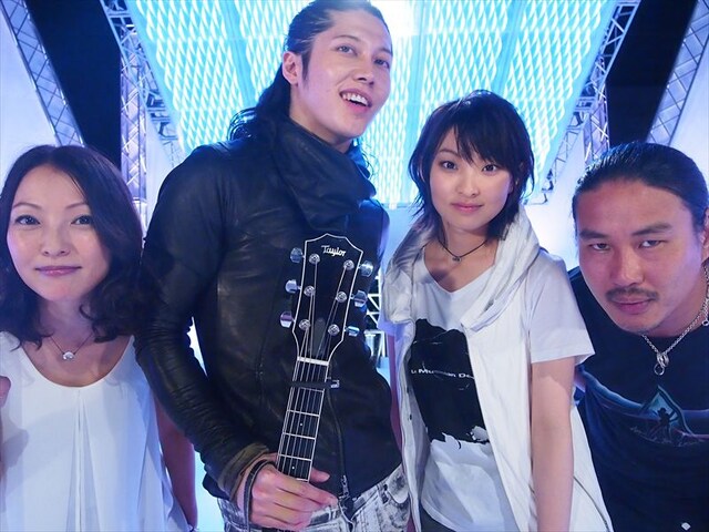 家入レオ×MIYAVI「Message」収録時のオフショット。