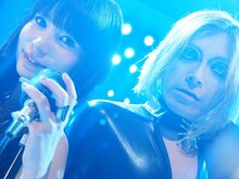 中川翔子×ROLLY「続 混沌」収録時のオフショット。