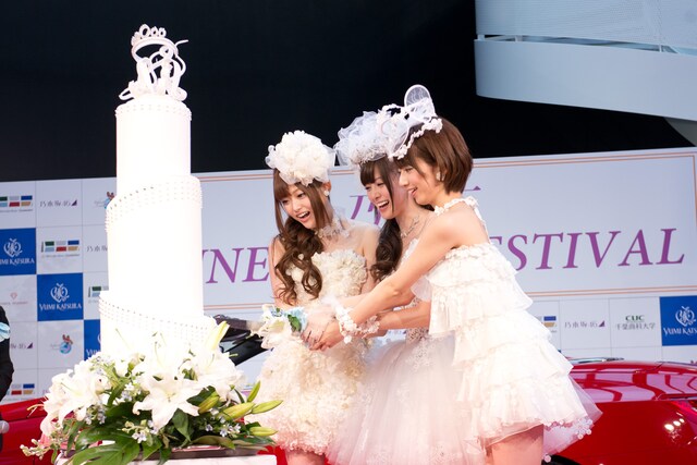 ウエディングケーキ入刀に挑戦する乃木坂46メンバー。