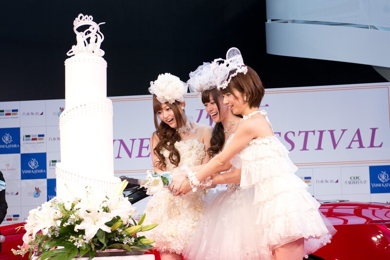 ウエディングケーキ入刀に挑戦する乃木坂46メンバー。