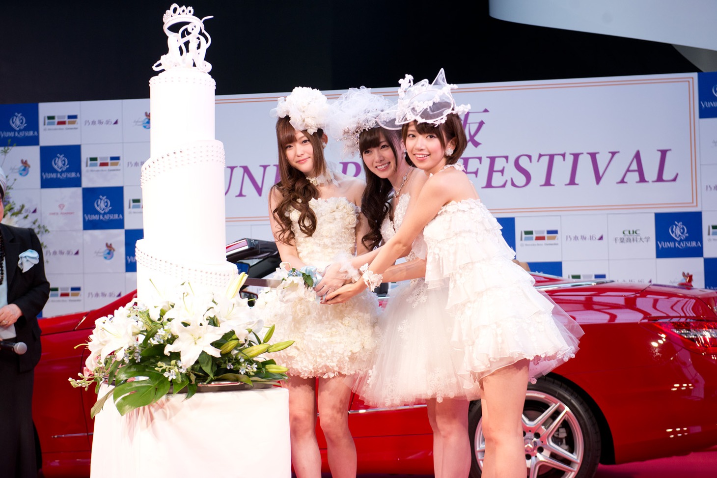 ウエディングケーキ入刀に挑戦する乃木坂46メンバー。