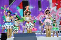 グループ全メンバーによる「AKBフェスティバル」の模様。(c)AKS