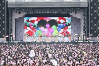 グループ全メンバーによる「AKBフェスティバル」の模様。(c)AKS