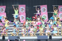 グループ全メンバーによる「AKBフェスティバル」の模様。(c)AKS
