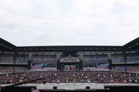 グループ全メンバーによる「AKBフェスティバル」の模様。(c)AKS