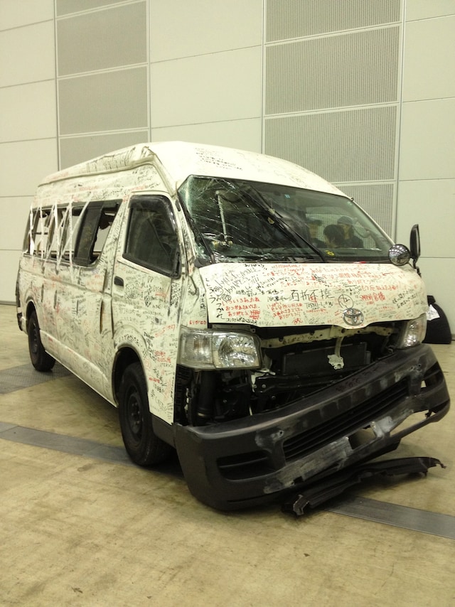 TOSHI-LOWがMCで触れた事故車。ライブ終了後、ファンがメッセージを書き込んだ。