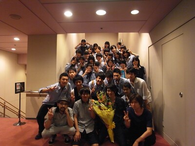 終演後後輩たちと対面したNICO Touches the Wallsのメンバーたち。