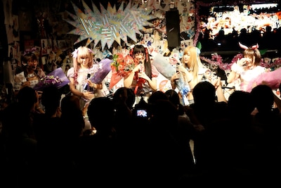 ファンから花束を受け取り涙するバンドじゃないもん！の5人。