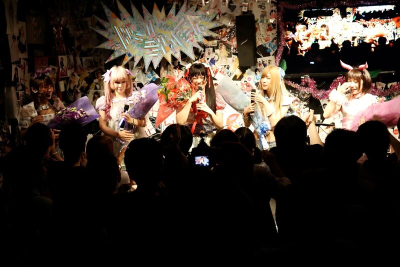 ファンから花束を受け取り涙するバンドじゃないもん！の5人。