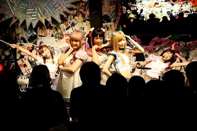 5人体制で初めて決めポーズを披露したバンドじゃないもん！。