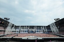 HKT48による「初恋バタフライ」の模様。(c)AKS