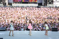 SKE48松井玲奈、AKB48小嶋陽菜、NMB48渡辺美優紀による「ハート型ウイルス」の模様。(c)AKS