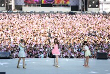 SKE48松井玲奈、AKB48小嶋陽菜、NMB48渡辺美優紀による「ハート型ウイルス」の模様。(c)AKS