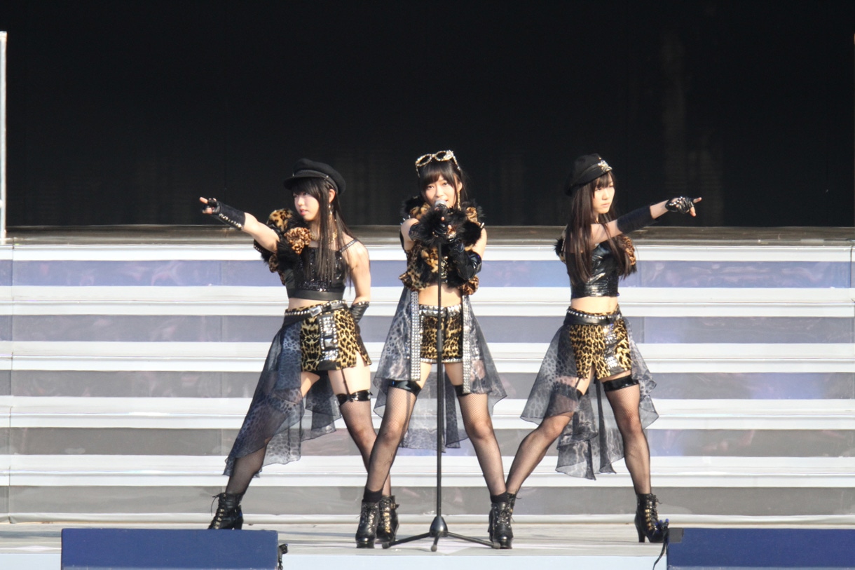 SKE48須田亜香里、HKT48指原莉乃、AKB48峯岸みなみによる「愛しきナターシャ」の模様。(c)AKS