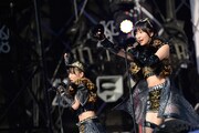 SKE48須田亜香里、HKT48指原莉乃、AKB48峯岸みなみによる「愛しきナターシャ」の模様。(c)AKS