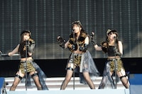 SKE48須田亜香里、HKT48指原莉乃、AKB48峯岸みなみによる「愛しきナターシャ」の模様。(c)AKS