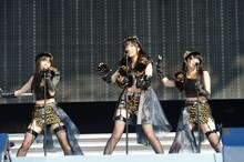 SKE48須田亜香里、HKT48指原莉乃、AKB48峯岸みなみによる「愛しきナターシャ」の模様。(c)AKS