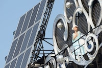 AKB48大島優子による「泣きながら微笑んで」の模様。(c)AKS