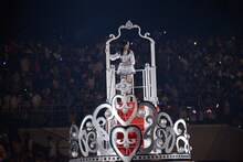 ゴンドラに乗って会場をパレードするHKT48指原莉乃。(c)AKS