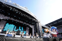 AKB48チームBによる「チームB推し」の模様。(c)AKS