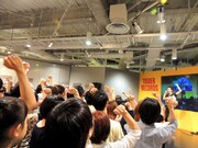 盛り上がるタワーレコード梅田NU茶屋町店内。