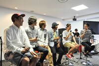 アルバム「3」全曲先行試聴会の様子。