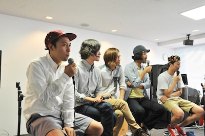 アルバム「3」全曲先行試聴会の様子。