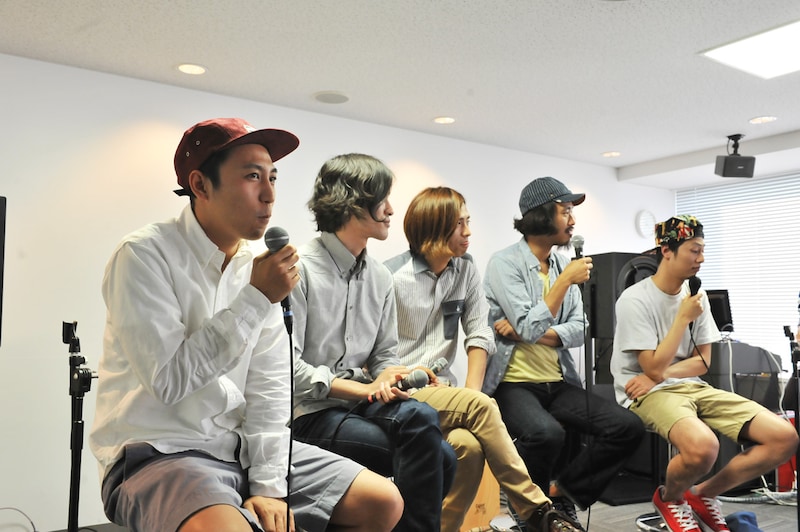 アルバム「3」全曲先行試聴会の様子。