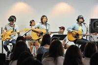 99RadioServiceミニライブの様子。