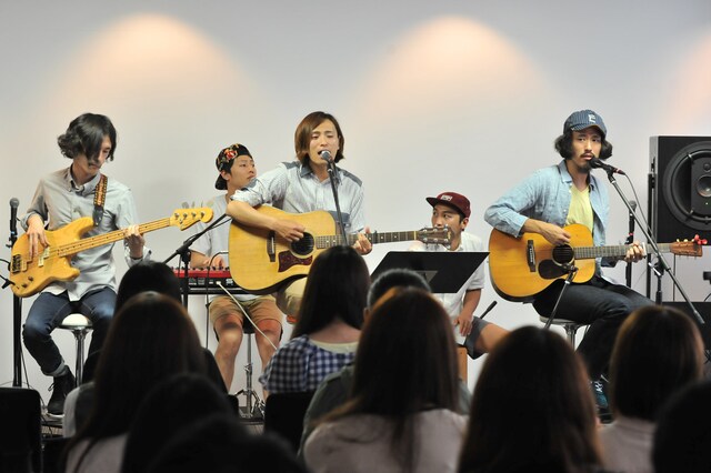 99RadioServiceミニライブの様子。