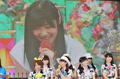 大島優子と中継モニタごしに会話する指原莉乃。 (c)AKS