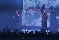 「m-flo TOUR 2013 "NEVEN"」初日公演より、加藤ミリヤ（写真左端）とm-flo。
