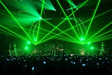 無数のレーザーが飛び交う、「m-flo TOUR 2013 "NEVEN"」初日公演の模様。