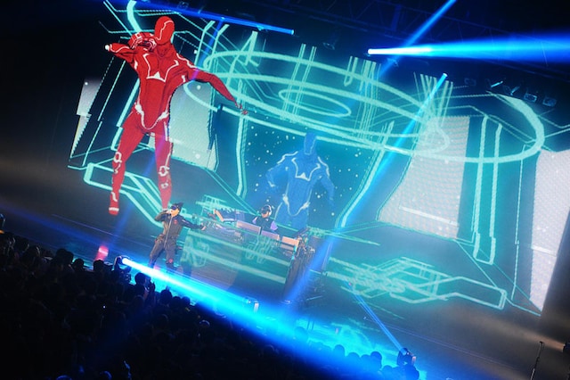 「m-flo TOUR 2013 "NEVEN"」初日公演でのm-flo。