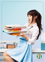 「NANACA」第1弾カード。書類の山を運ぶ水樹奈々。