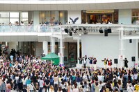 6月8日に神奈川・ラゾーナ川崎プラザ ルーファ広場グランドステージで行われた、超特急4thシングル「Bloody Night」リリースイベントの模様。