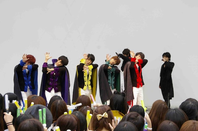 6月8日に神奈川・ラゾーナ川崎プラザ ルーファ広場グランドステージで行われた、超特急4thシングル「Bloody Night」リリースイベントの模様。