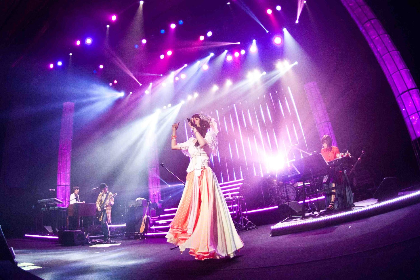 6月9日に大阪・グランキューブ大阪 メインホールで開催された「GARNET CROW livescope ～FINAL～」の模様。