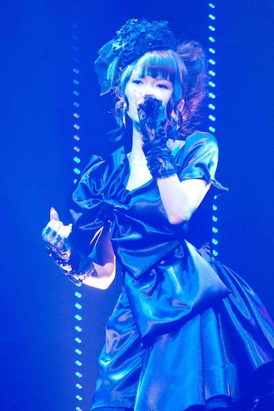 6月9日に大阪・グランキューブ大阪 メインホールで開催された「GARNET CROW livescope ～FINAL～」での中村由利（Vo）。