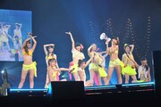 「MAX！乙女心」でビキニ姿で登場したSUPER☆GiRLS。