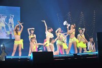 「MAX！乙女心」でビキニ姿で登場したSUPER☆GiRLS。