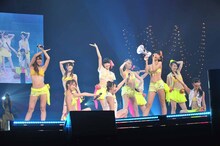 「MAX！乙女心」でビキニ姿で登場したSUPER☆GiRLS。